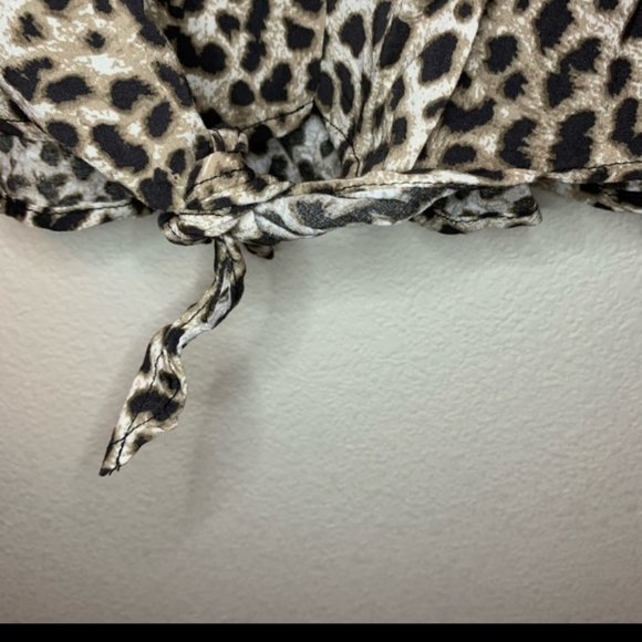 Torrid Cheetah print Front tie top - Picture 4 of 9